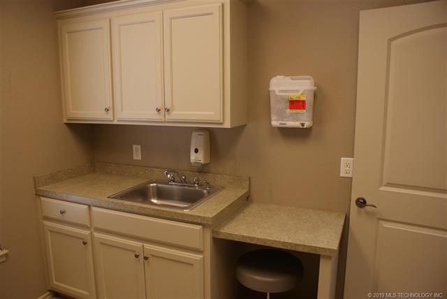 1317 S Dewey Ave, Wagoner, OK 74467